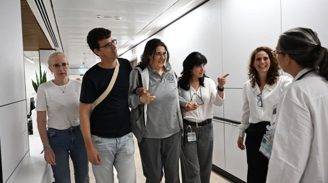 אליזבט צורקוב עם משפחתה בבית החולים תל השומר (צילום: רונן חורש, לע"מ)