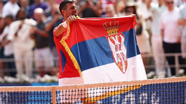 נובאק ג'וקוביץ' מניף את דגל סרביה (צילום: Clive Brunskill)