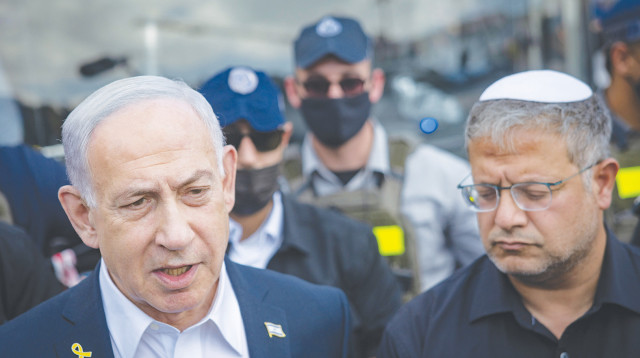 נתניהו ובן גביר בזירת פיגוע (צילום: חיים גולדברג, פלאש 90)