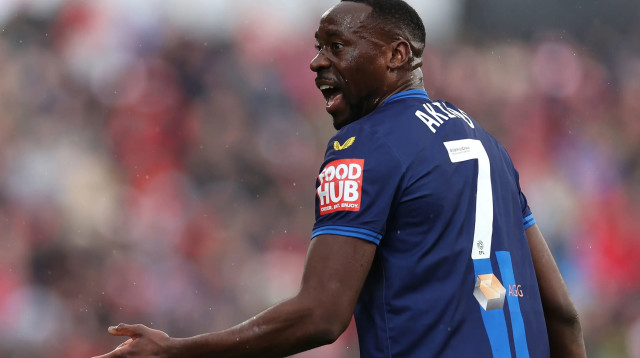 לוקאס אקינס במדי מנספילד טאון (צילום: GettyImages, Jan Kruger)