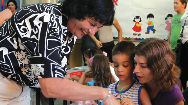 מורה ותלמידים (צילום: יוסי זמיר, פלאש 90)