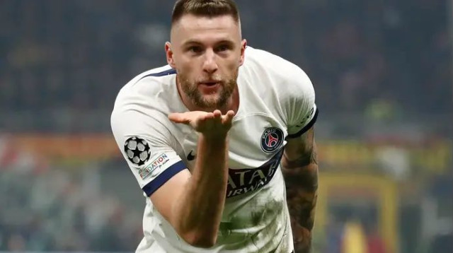 כבש מול היריבה העירונית שלו בעונה שעברה. שקריניאר (צילום: רויטרס)