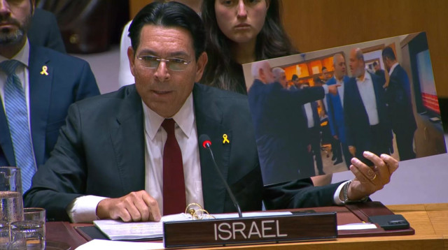 שגריר ישראל באו"ם דני דנון מציג תמונה של בכירי חמאס (צילום: ללא)