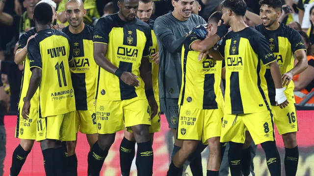 שחקני בית"ר ירושלים חוגגים עם זיו בן שימול (צילום: דני מרון)