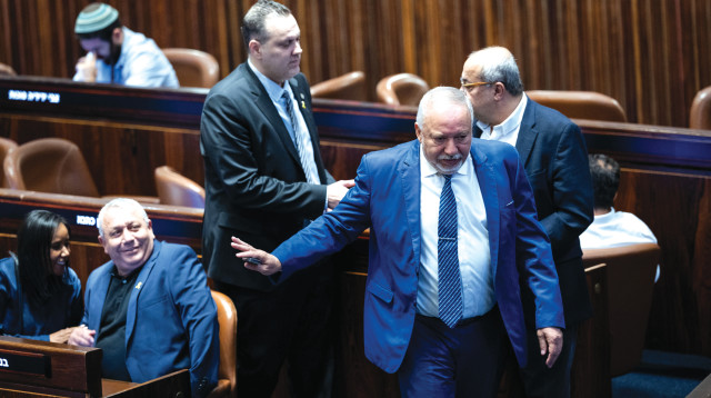 אביגדור ליברמן וגדי איזנקוט  (צילום: יונתן זינדל, פלאש 90)