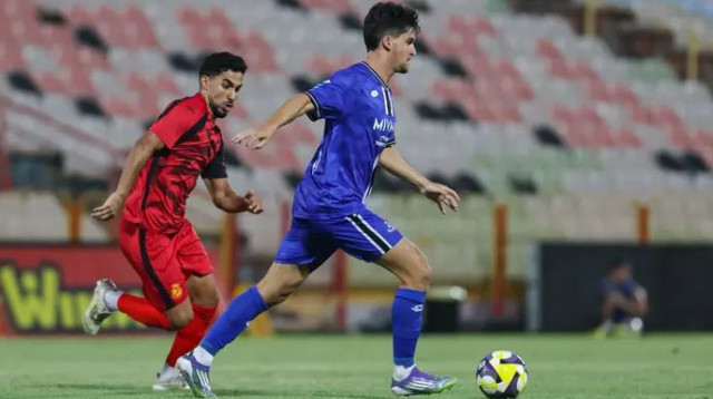 חזר להרכב של הפועל פתח תקוה. נדב נידם לפני אילי טמם (צילום: לירון מולדובן)