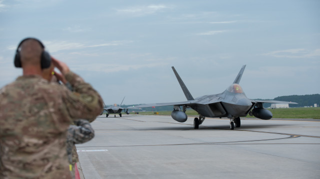 חיל האוויר האמריקאי בבסיס אל־עודייד (צילום: Kaylee Dubois/U.S. Air Force/Handout via REUTERS)