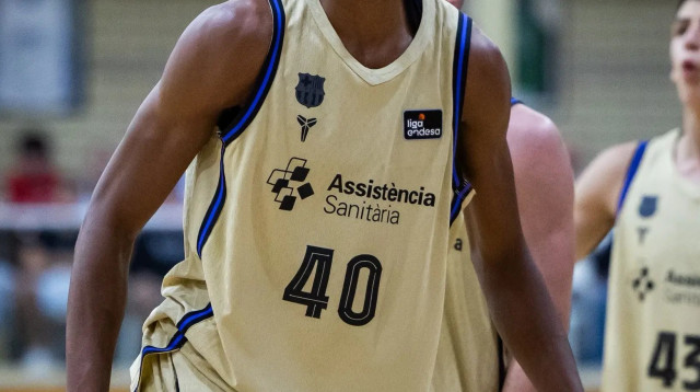 שחקן ברצלונה מוחמד דאבונה (צילום: אתר רשמי, מתוך הטוויטר של ברצלונה)