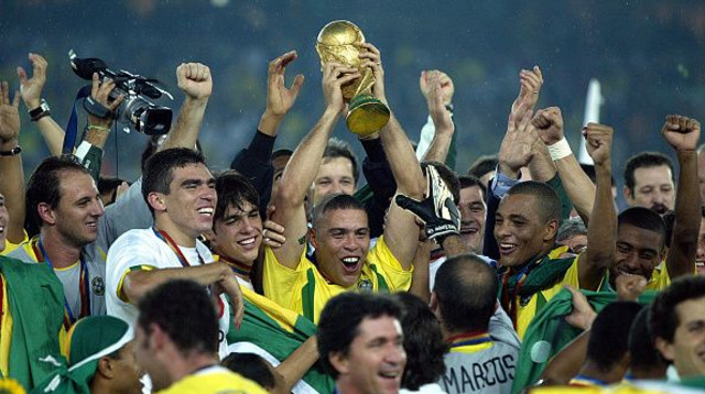 נבחרת ברזיל חוגגת את זכייתה במונדיאל 2002 (צילום: Richard Sellers/Allstar)