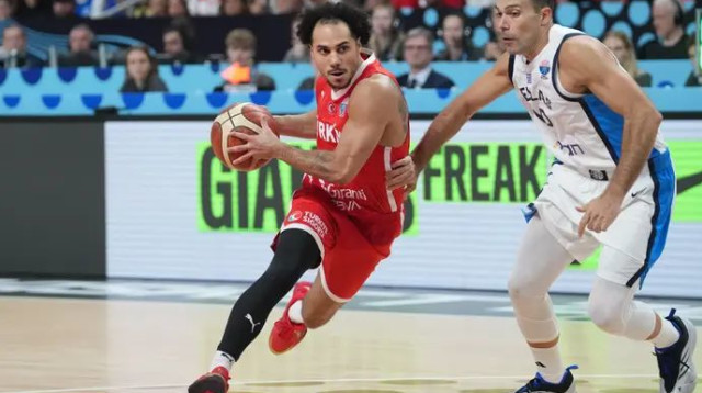 לארקין חתך את ההגנה היוונית והחגיגות ביציע החלו (צילום: GettyImages, GINTS IVUSKANS/AFP)