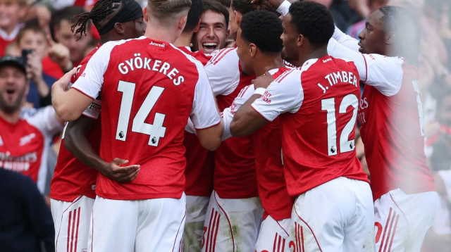 שחקן ארסנל מרטין סובימנדי חוגג עם חבריו (צילום: רויטרס)