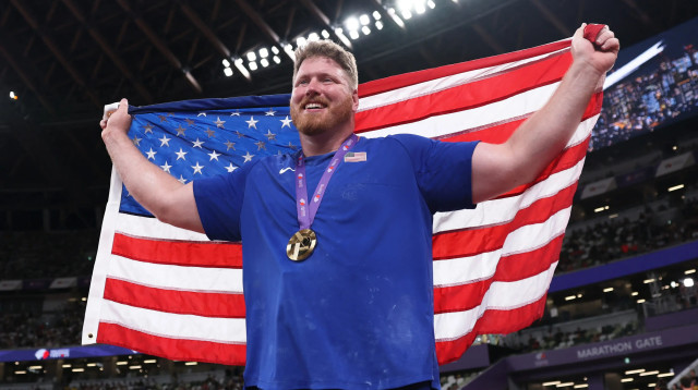 ריאן קראוזר אחרי הזכייה במדליית זהב, הדיפת כדור ברזל, אליפות העולם באתלטיקה 2025 (צילום: GettyImages)