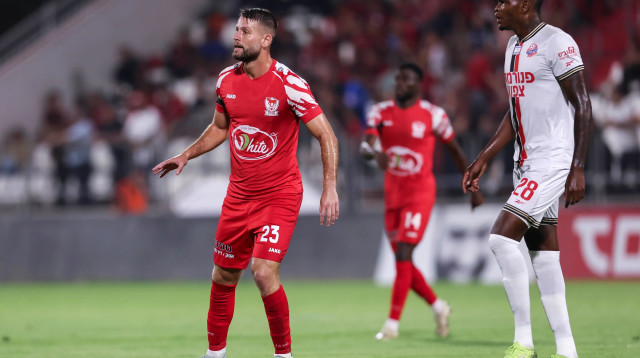 שחקן בני סכנין, עדן שמיר, ליד שחקן הפועל חיפה לארי אנגולו (צילום: מאור אלקסלסי)