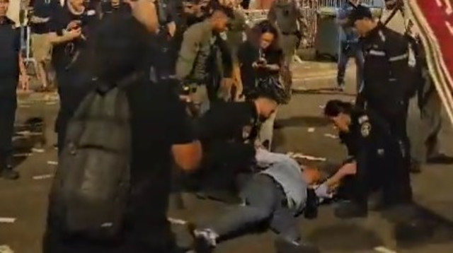 הצלם ראובן קסטרו שנדחף והופל על הרצפה (צילום: צילום מסך לפי סעיף 27א)