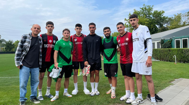 גבי קניקובסקי ומוחמד אבו פאני עם נציגי המשלחת ממג'דל שמס (צילום: באדיבות שגרירות ישראל בבודפשט)