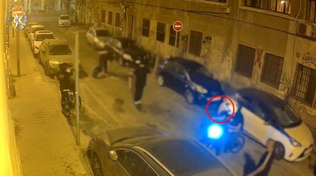 מפגש של בעל הקורקינט ואחיו עם מספר חשודים תושבי יפו שזרקו עליהם אבנים כשהם מצוידים באלות (צילום: דוברות המשטרה)