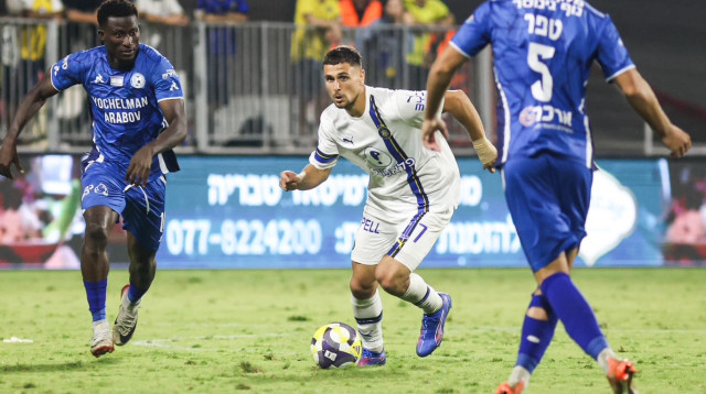 כריסטיאן בליץ' מול שחקני עירוני טבריה (צילום: קובי אליהו)