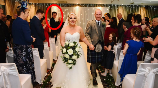 האדם האלמוני בחתונה של מישל וג׳ון (צילום: SWNS,Michelle Wylie)