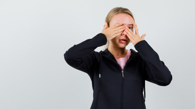 רואים מטושטש בעין אחת? כך תזהו אם זו אזהרה רפואית – או פשוט הזמן לניתוח לייזר בעיניים (צילום: FREEPIK)