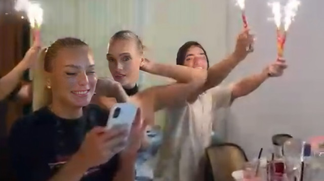 הדיירים חוגגים אחרי הגמר (צילום: orizror)