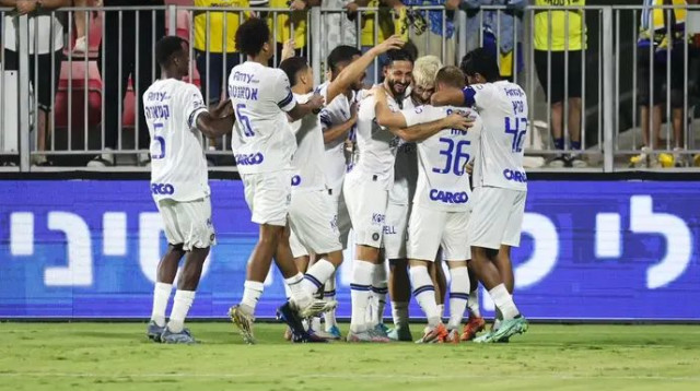 בקלות. מכבי תל אביב חוגגת (צילום: קובי אליהו)