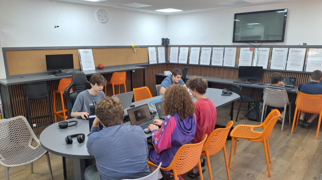 מגמת ההייטק שהופכת תלמידי תיכון לג'וניורים (צילום: באדיבות תיכון עמל החממה)