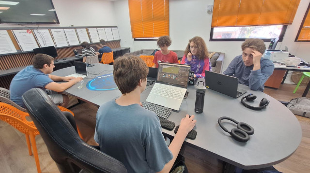  פערים בין מרכז לפריפריה  (למצולמים אין קשר לנאמר) (צילום: באדיבות תיכון עמל החממה)