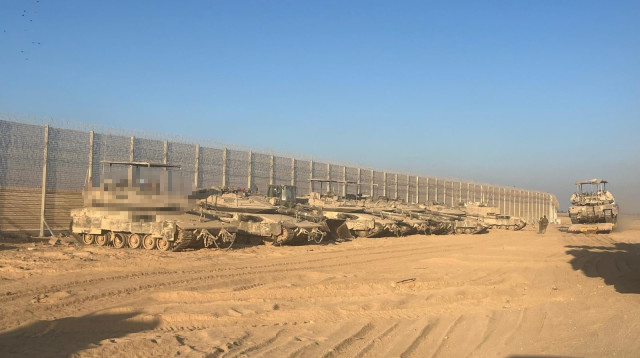 כוננות צה"ל רגע לפני הכניסה לעיר עזה, מרכבות גדעון (צילום: אבי אשכנזי)