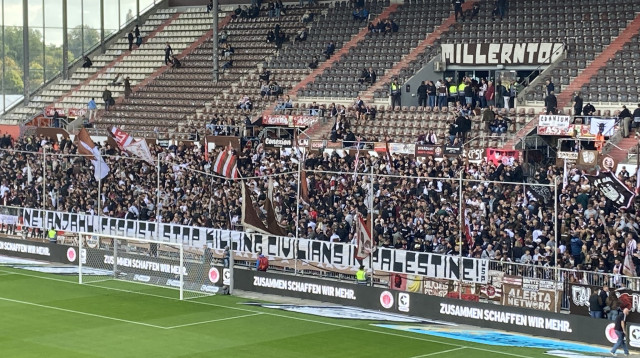 השלט של אוהדי סט. פאולי (צילום: צילום מסך, X (טוויטר))