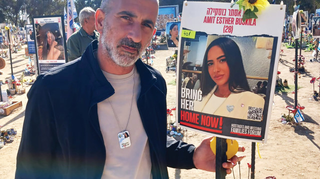 שמעון אטיאס עם שלט הזיכרון של עמית בוסקילה ז"ל (צילום: פרטי)