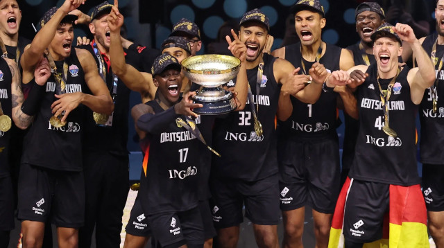 דניס שרודר, נבחרת גרמניה חוגגת זכייה ביורובאסקט 2025 (צילום: רויטרס)