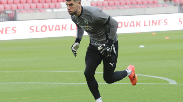 עומרי גלזר שוער נבחרת ישראל בחימום (צילום: אודי ציטיאט)