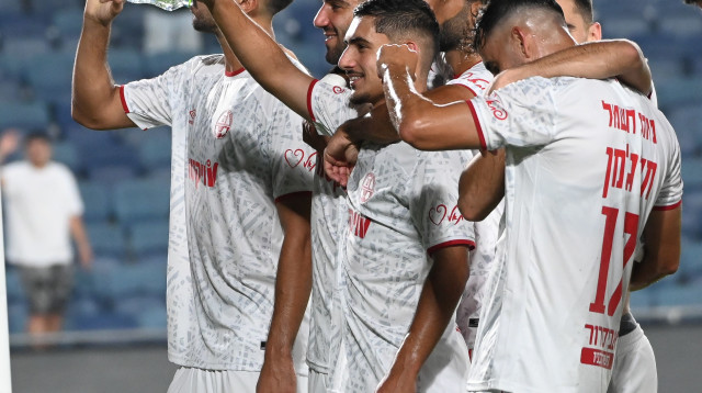 שחקני הפועל באר שבע חוגגים בטדי (צילום: ברני ארדוב)