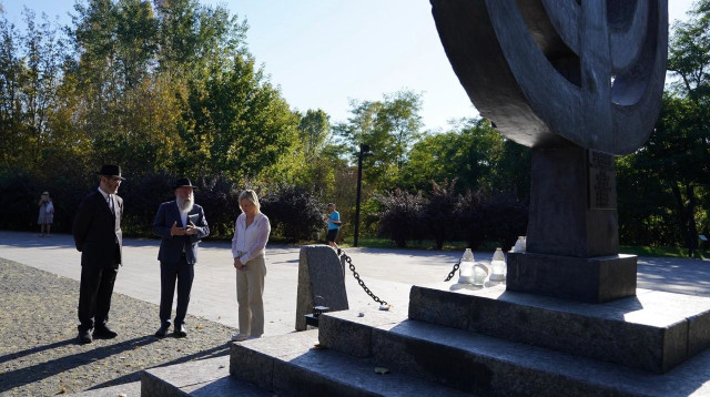שגרירית ארה"ב באוקראינה ג׳ולי פישר יחד עם הרבנים יונתן מרקוביץ ורפאל גוטמן (צילום: יח"ץ הקהילה היהודית באוקראינה)