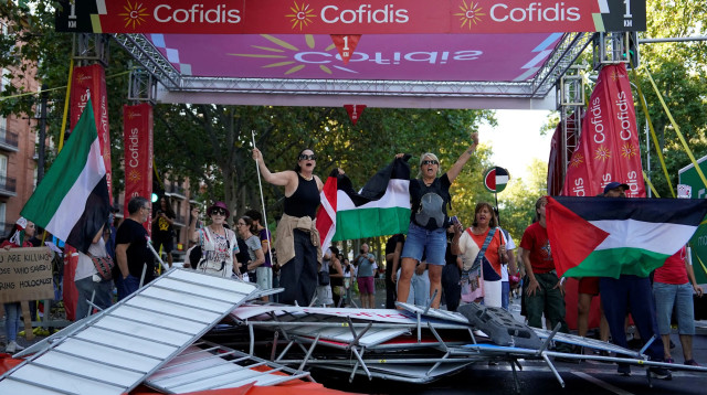 מפגינים פרו פלסטיניים במירוץ וואלטה אספניה (צילום: רויטרס)