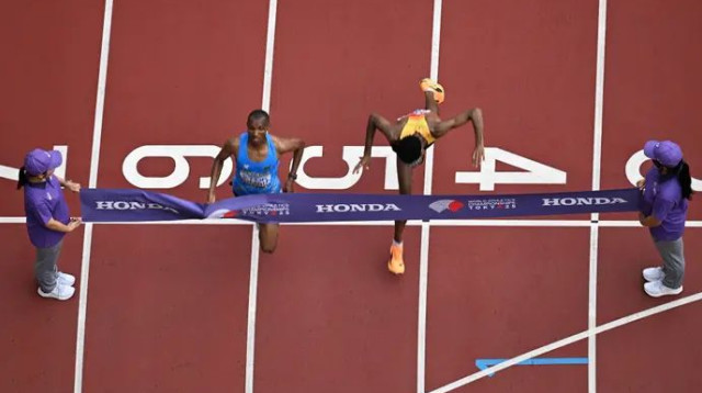 מי היה מאמין שריצת המרתון תוכרע בפוטו פיניש? (צילום: GettyImages, ANTONIN THUILLIER/AFP)