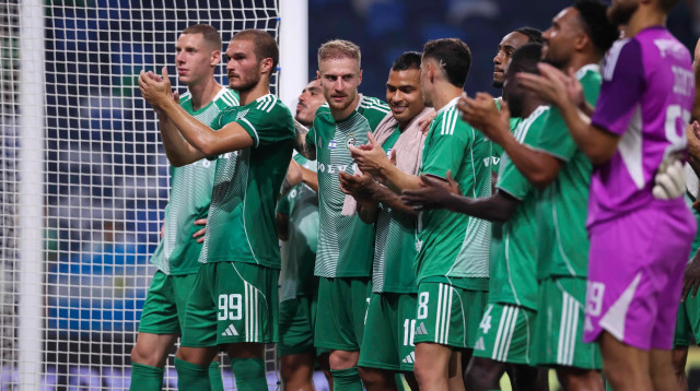 שחקני מכבי חיפה (צילום: מאור אלקסלסי)