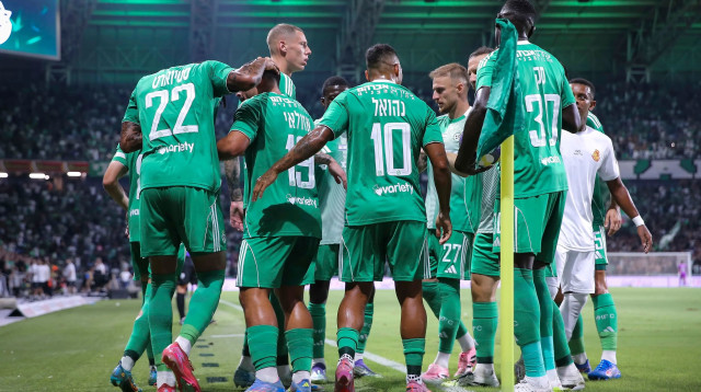 שחקני מכבי חיפה חוגגים (צילום: מאור אלקסלסי)