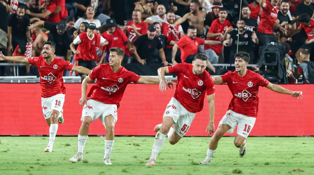 שחקני הפועל תל אביב חוגגים עם עומרי אלטמן (צילום: דני מרון)