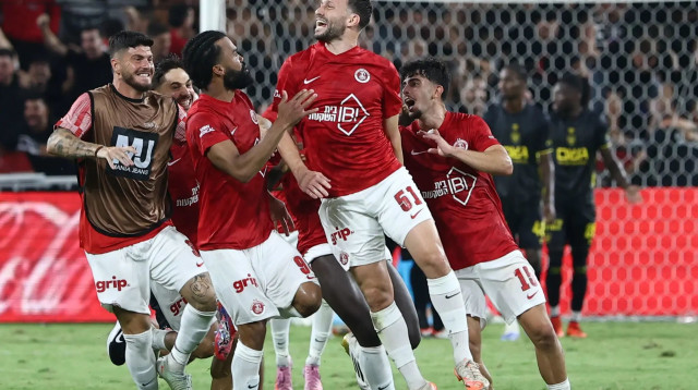 שחקני הפועל תל אביב חוגגים עם עומרי אלטמן (צילום: דני מרון)