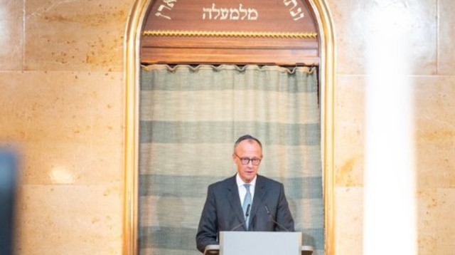 פרידריך מרץ בבית הכנסת במינכן (צילום: צילום מסך רשת X)