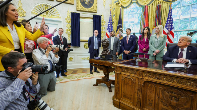 דונלד טראמפ במסיבת עיתונאים בחדר הסגלגל (צילום: רויטרס)