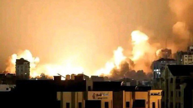 פיצוצים ואש בעזה (צילום: רשתות חברתיות ערביות)