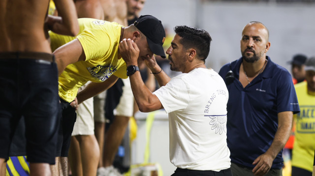 יואב זיו עם אוהד מכבי תל אביב (צילום: קובי אליהו)