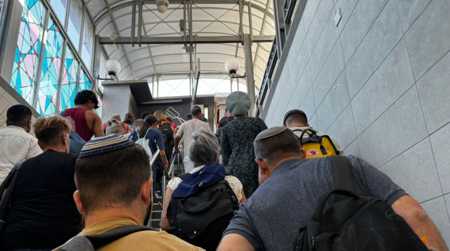 דוחק רב בכניסה והיציאה מהתחנה (צילום: דן עזרא)