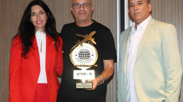 ראובן אלקס, שותף ומנכ”ל רשת ישראל-קנדה, יו"ר הקבוצה עדי אזולאי והמנכ”לית אפרת דורון (צילום: יחצ)