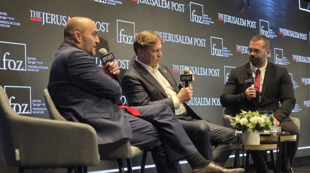 שגריר גרמניה בישראל, שטפן זיברט ושגריר צרפת בישראל, פרדריק ג'ורן בכנס הג'רוזלם פוסט (צילום: מרק ישראל סלם)