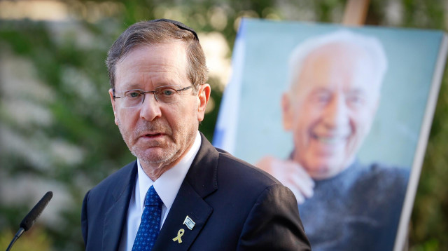 יצחק הרצוג בהלוויתו של שמעון פרס ז"ל (צילום: אורן בן חקון)