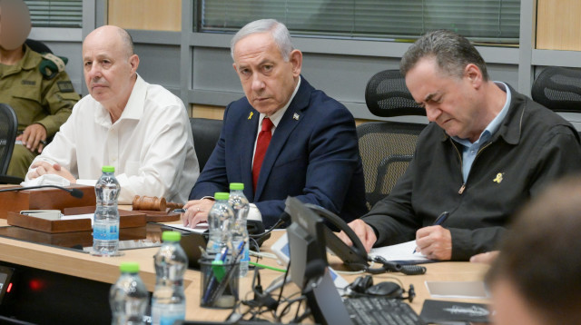 ראש הממשלה בנימין נתניהו עם שר הביטחון ישראל כ"ץ וראש המל"ל צחי הנגבי (צילום: מעיין טואף, לע"מ)