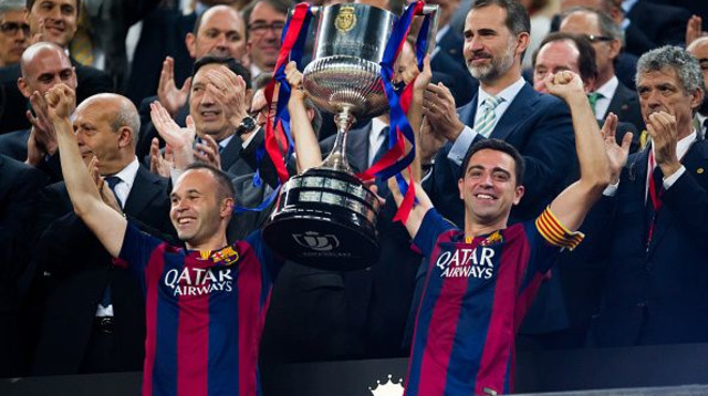 צ'אבי ואינייסטה מניפים את גביע האלופות ב-2015 (צילום: Alex Caparros)